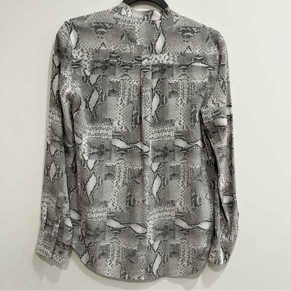 Equipment 100% silk collarless gray snakeskin print button up blouse small - Picture 2 of 8